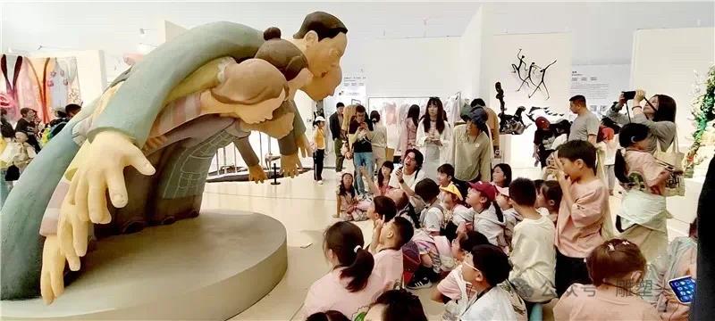 金芒果教育|央美畢業展作品《銳角》：親子關系中的愛與被愛